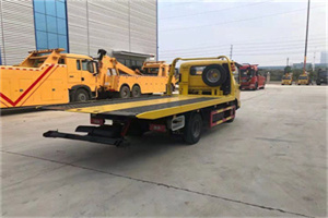 东坡非事故拖车