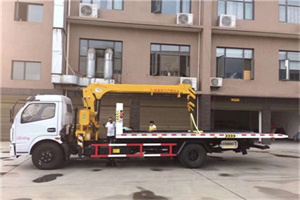 东坡附近汽车轮胎更换